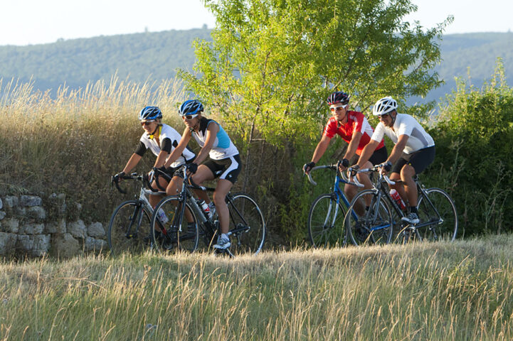 Accueil de cyclotouristes au camping Lozère des sous bois du lac