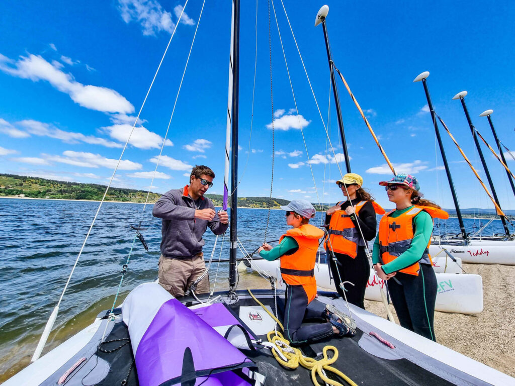 Activité nautique au Lac de Naussac par le camping Les sous bois du lac