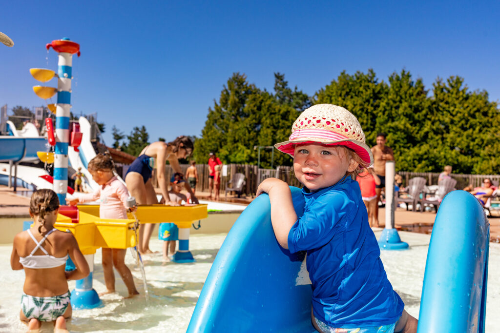 Parc aquatique et piscine chauffée au camping en Lozère Les Sous bois du lac