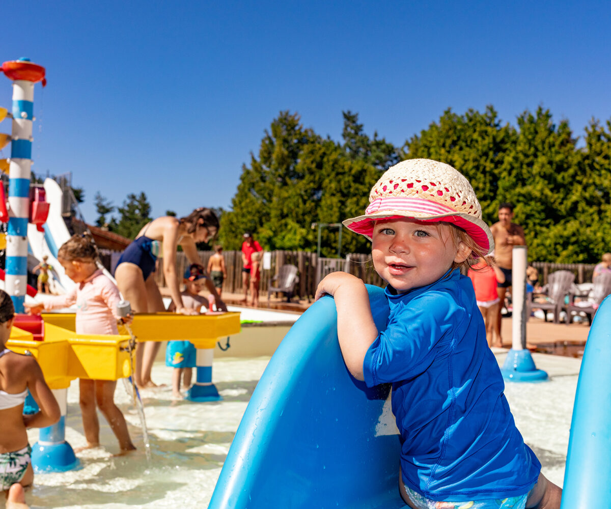 Parc aquatique et piscine chauffée au camping en Lozère Les Sous bois du lac