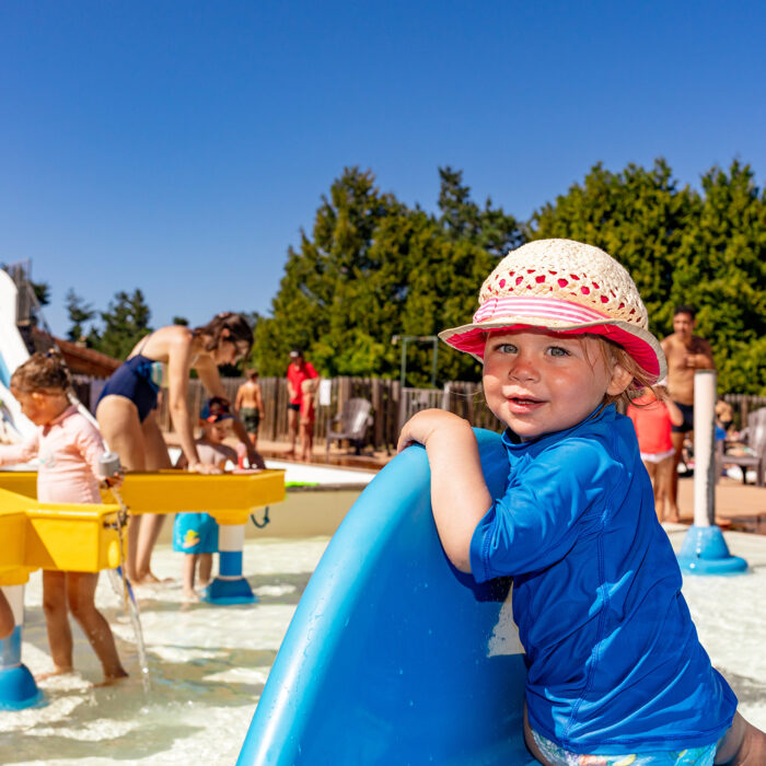 Parc aquatique et piscine chauffée au camping en Lozère Les Sous bois du lac