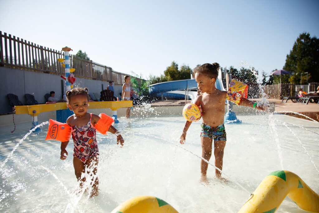 Camping les sous bois du la à proximité du Lac Naussac avec parc aquatique en Lozère