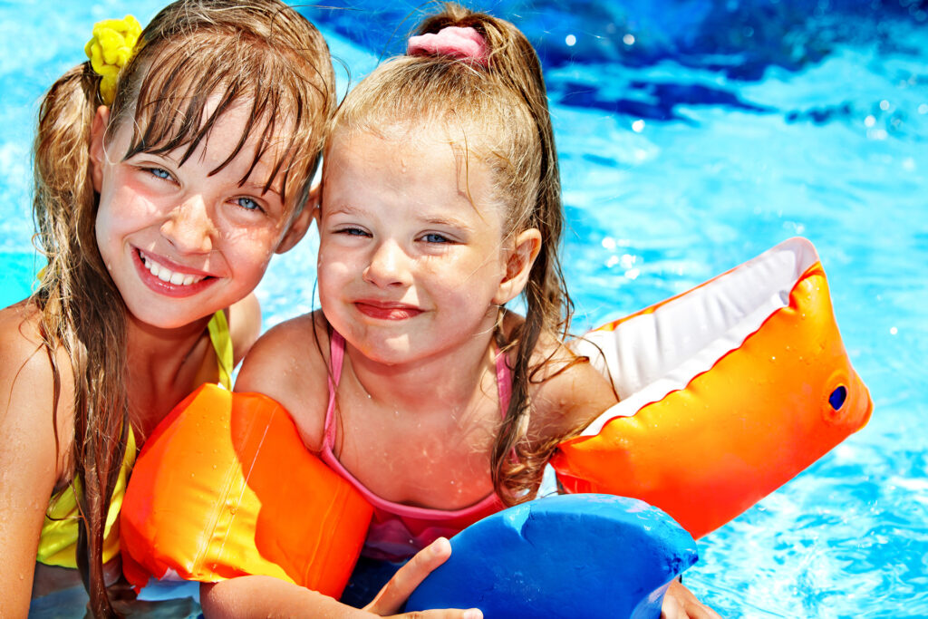 Piscine avec parc aquatique au camping Les sous bois du lac en Lozère
