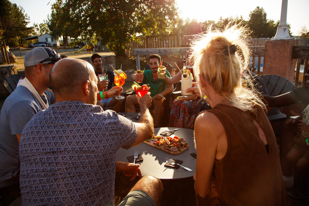 Saveurs et convivialité au camping les Sous bois du lac à Naussac