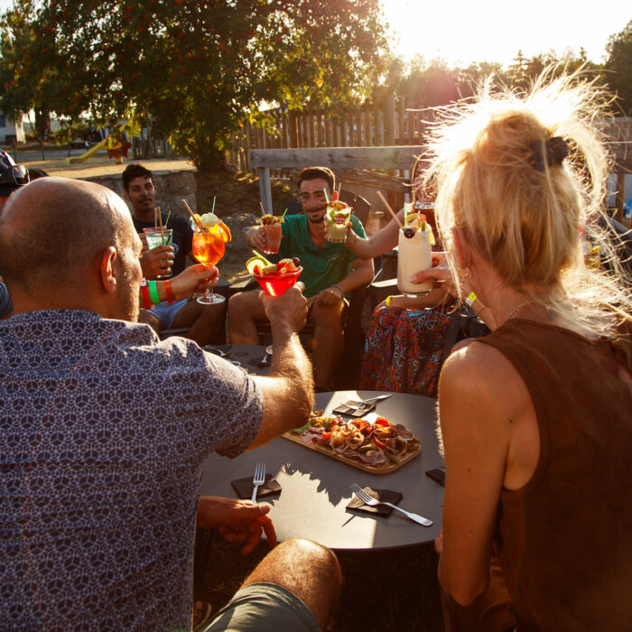 Saveurs et convivialité au camping les Sous bois du lac à Naussac