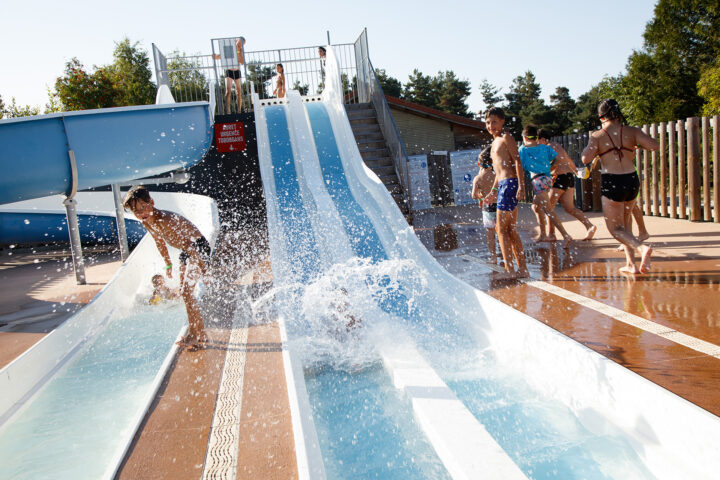 Toboggan au parc aquatique du camping 3 étoiles en Lozère