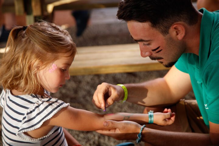 Atelier maquillage avec les animateurs du camping Les sous bois du lac en Lozère