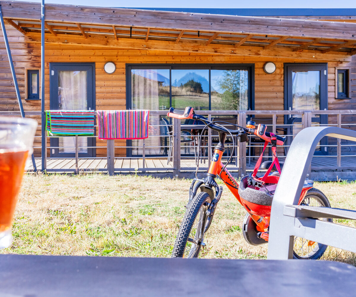Cottages et chalets au camping à proximité du lac de Naussac à Langogne