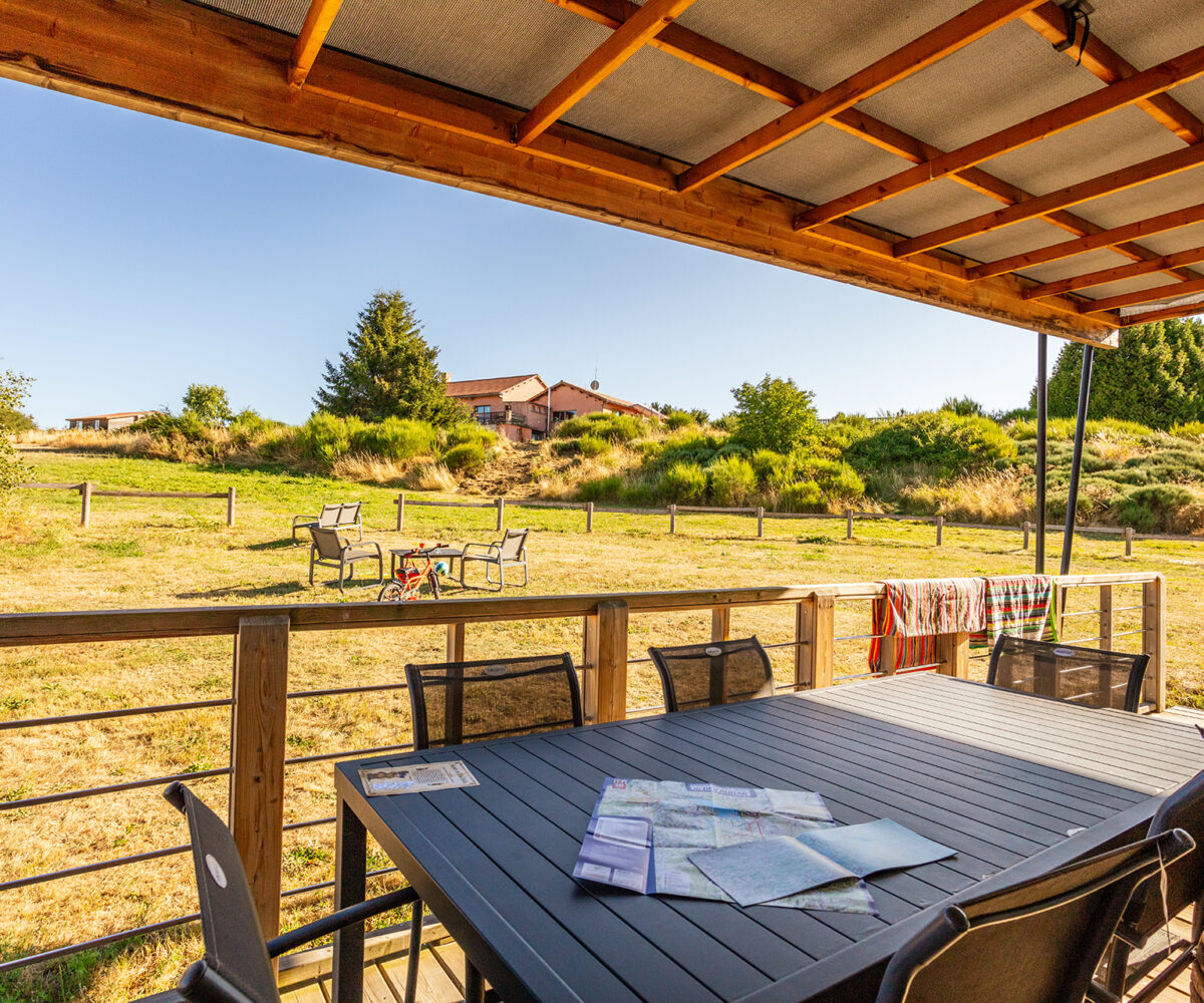 La terrasse nature du cottage familial 4 à 6 personnes en Lozère