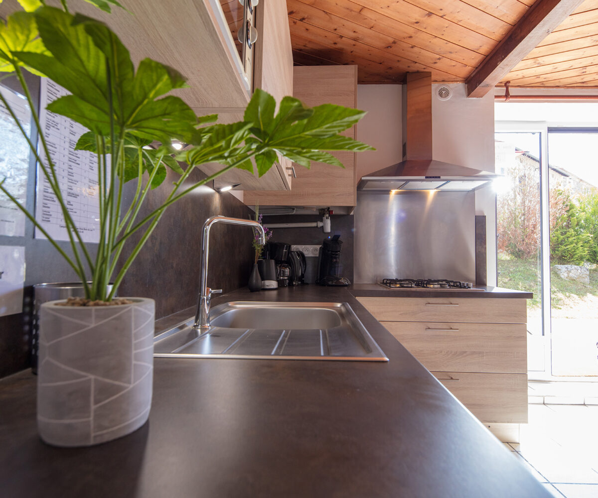 Cuisine du gîte 6 personnes à côté du lac de Naussac