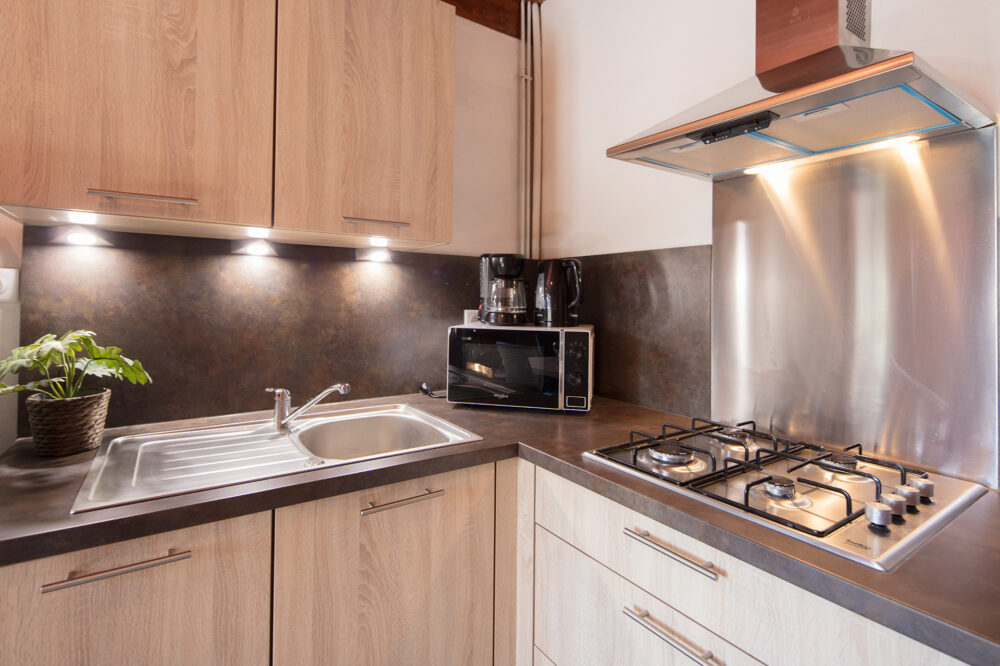 Cuisine équipée du gîte des sous bois du lac de Naussac