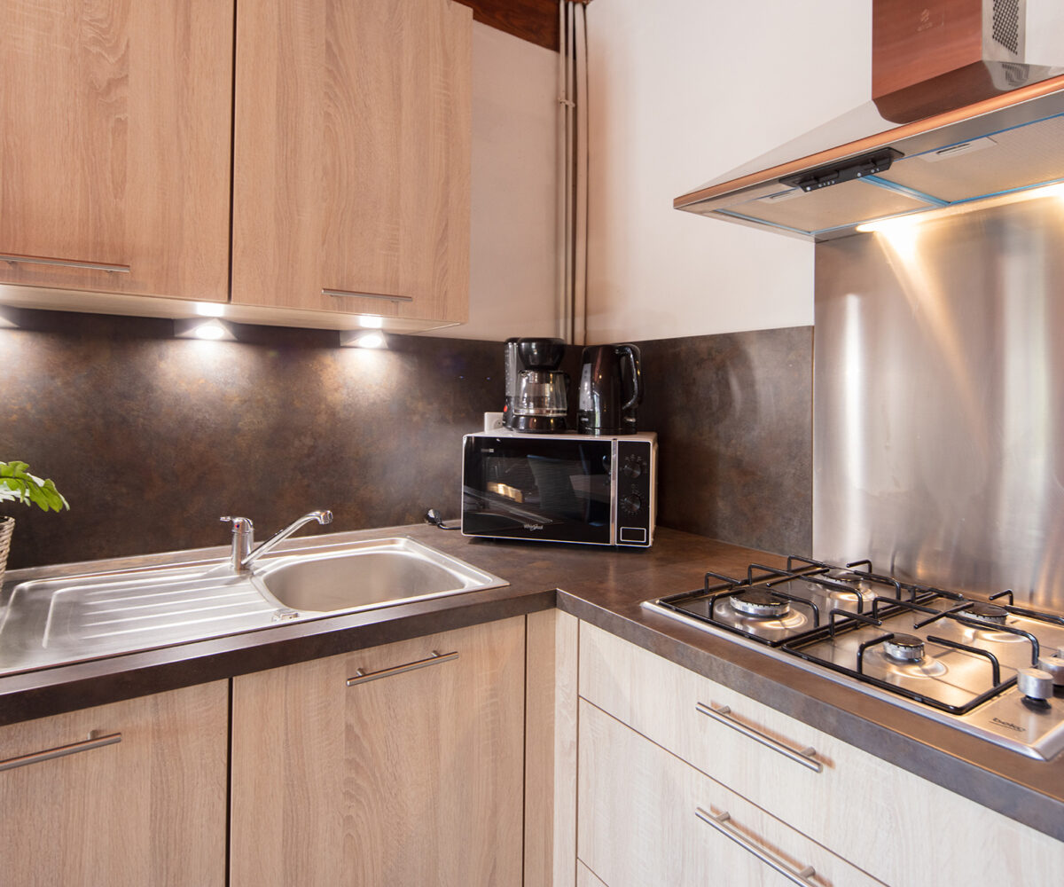 Cuisine équipée du gîte des sous bois du lac de Naussac