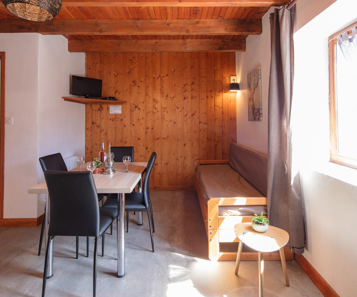 Salon du gîte des sous bois du lac de Naussac