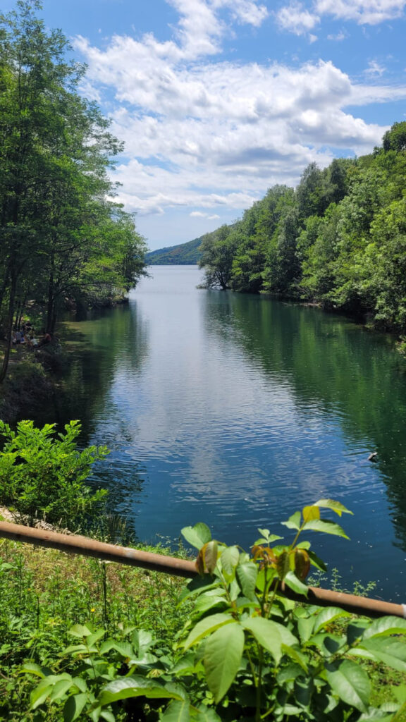 Route des lacs en Lozère et le lac de Villefort