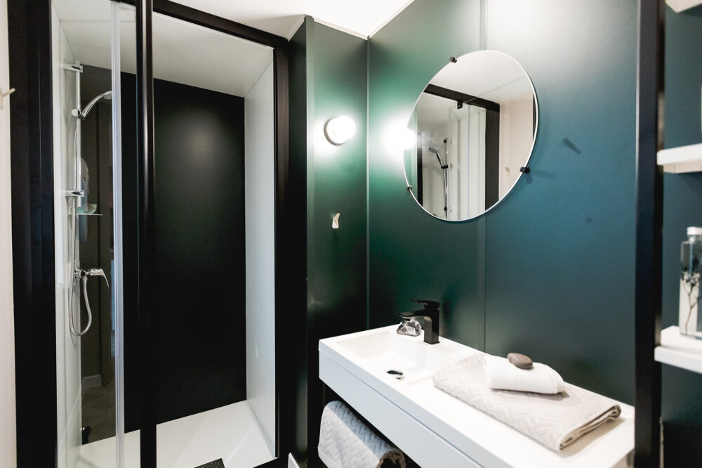 Salle de bain du mobil-home Prestige famille en Lozère