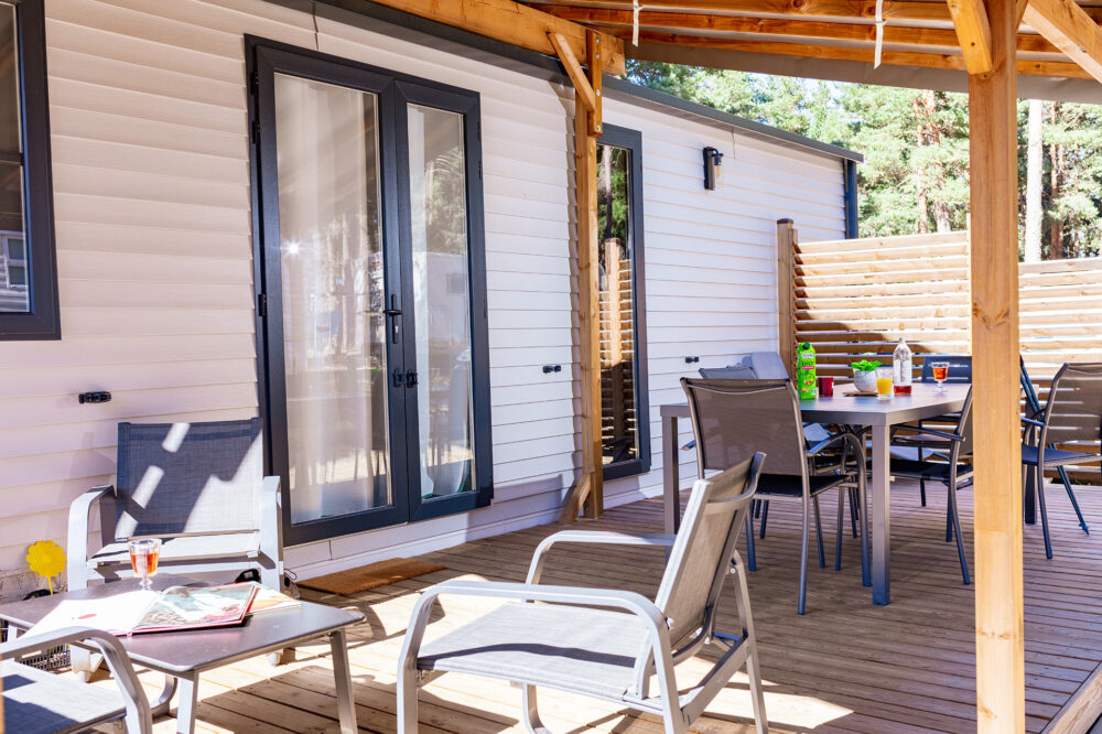 Terrasse du mobil-home Prestige famille en Lozère