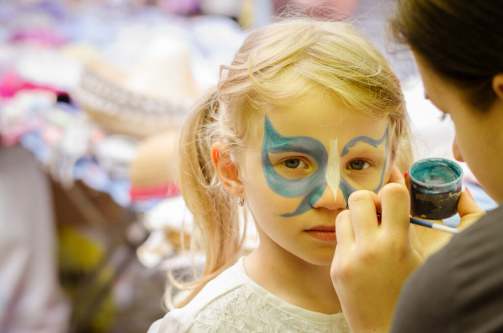 Animation de maquillage pour les enfants au camping Les sous bois du lac en Lozère