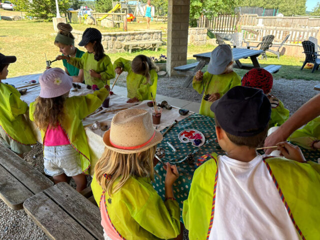 Peinture pour les enfants au camping Les sous bois du lac en Lozère