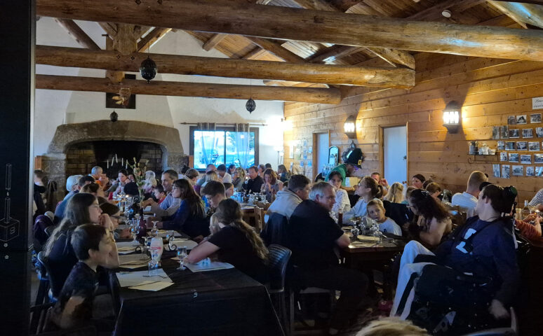 Restaurant l'Ephemere se situe au sein du camping Les- sous-bois du lac à Langogne
