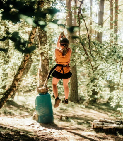 L'accrobranche parmi les activités de pleine nature en Lozère à côté du camping les sous bois du lac