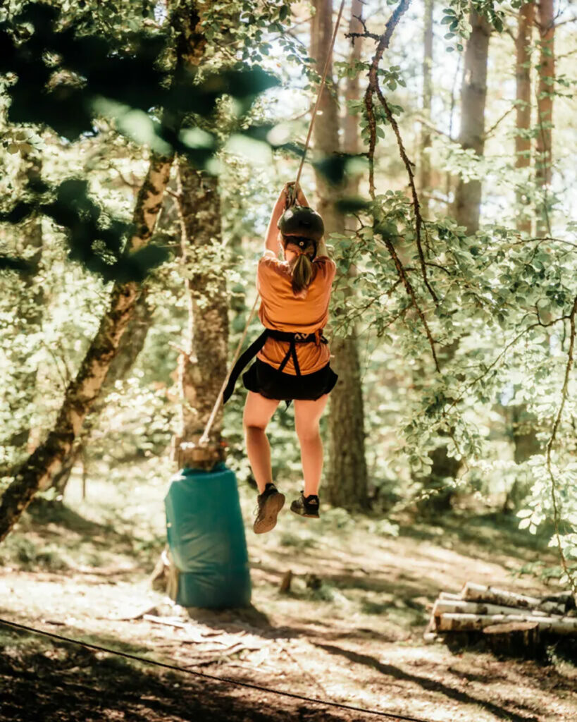 L'accrobranche parmi les activités de pleine nature en Lozère à côté du camping les sous bois du lac