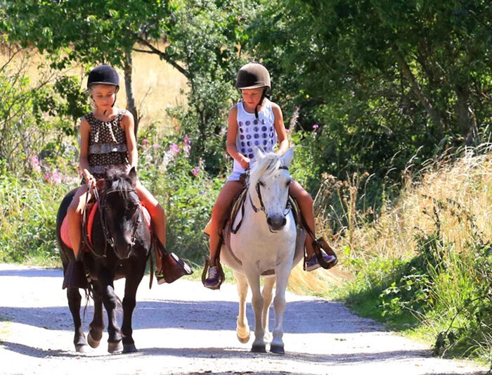Balade à poney au camping les sous bois du lac