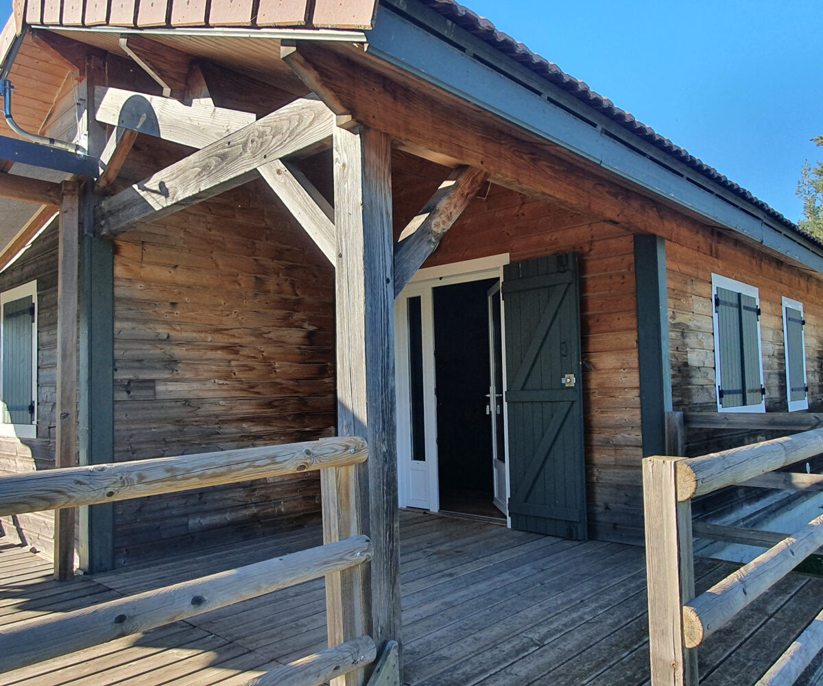 Chalet premium plus au camping 3 étoiles les sous bois du lac en Lozère