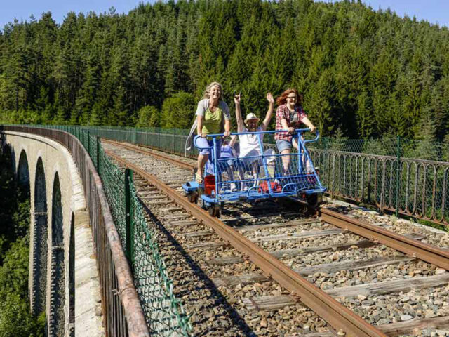 Vélo-rail de Pradelles au Camping Les sous-bois du lac de Naussac