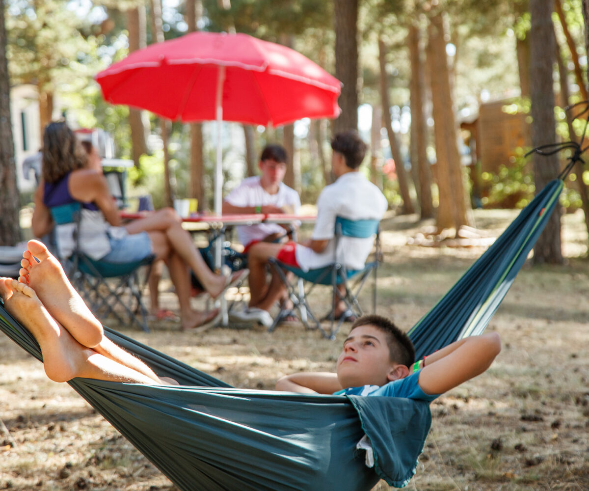 Retrouver l’essence du camping à proximité du lac de Naussac