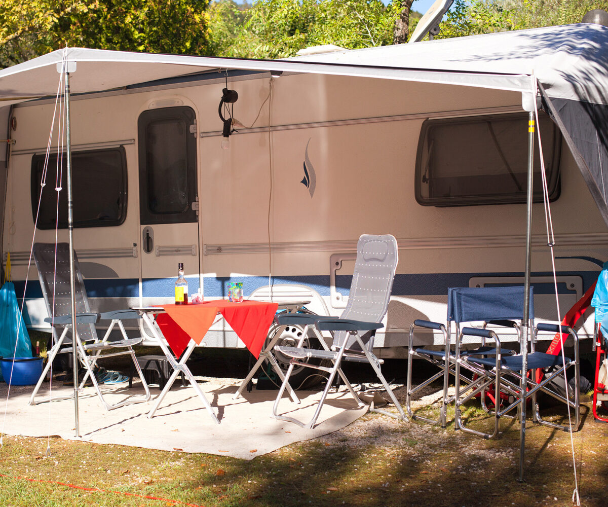 Des emplacements confort au camping Les Sous-Bois du Lac