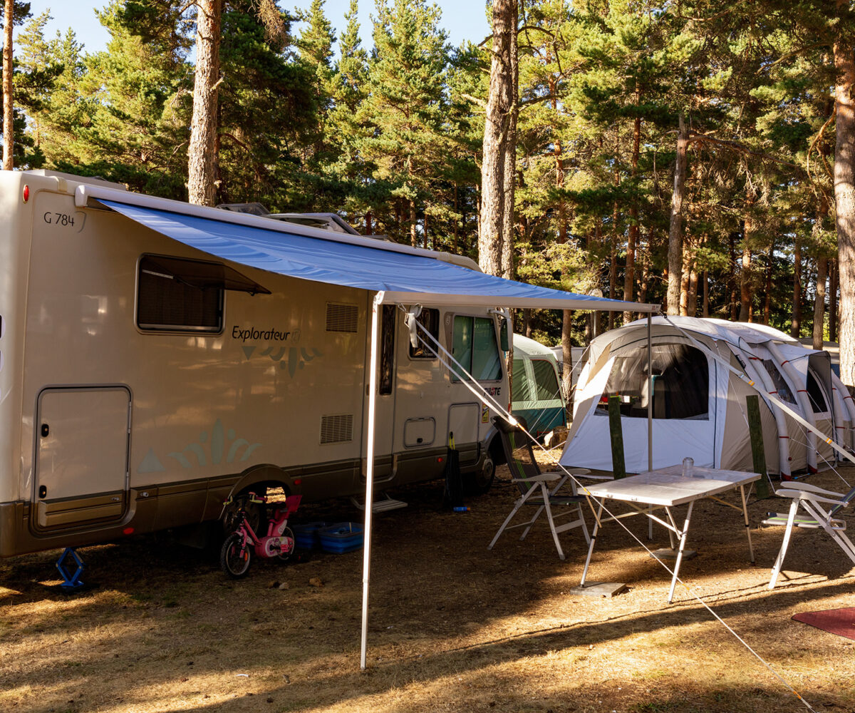 Camper proche du lac de Naussac en Lozère