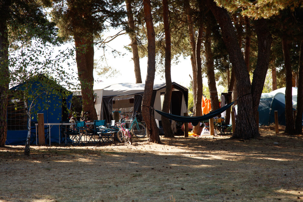 Emplacements spacieux pour tentes, vans, caravanes et camping-cars en Lozère