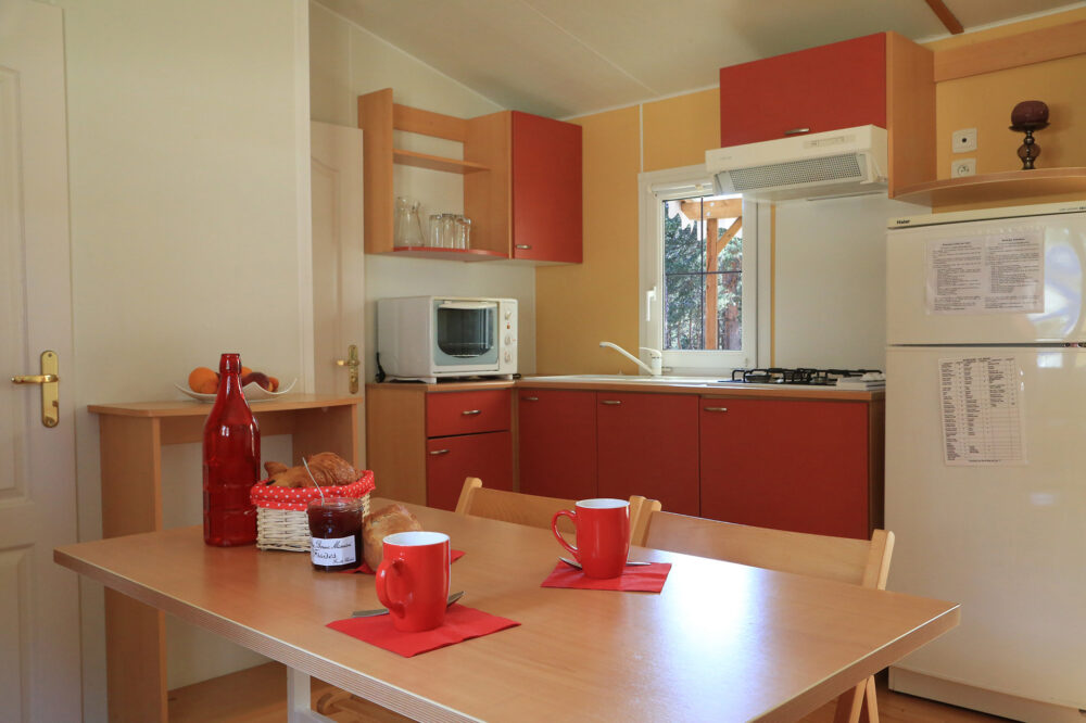 Vacances en mobil-home sous les pins de Lozère
