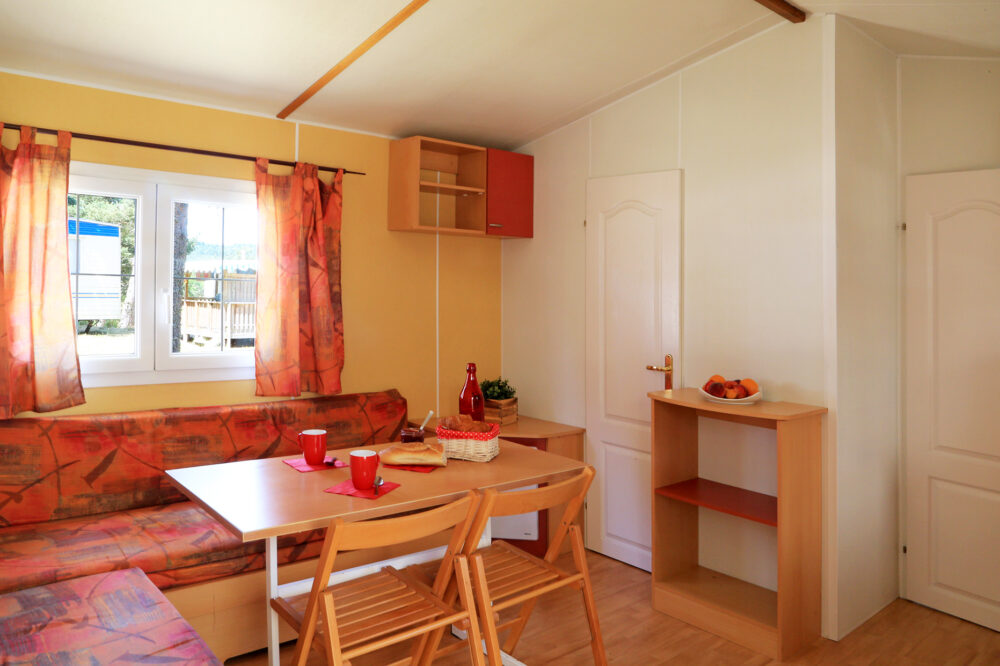 Vacances en mobil-home confort simple et convivial sous les pins