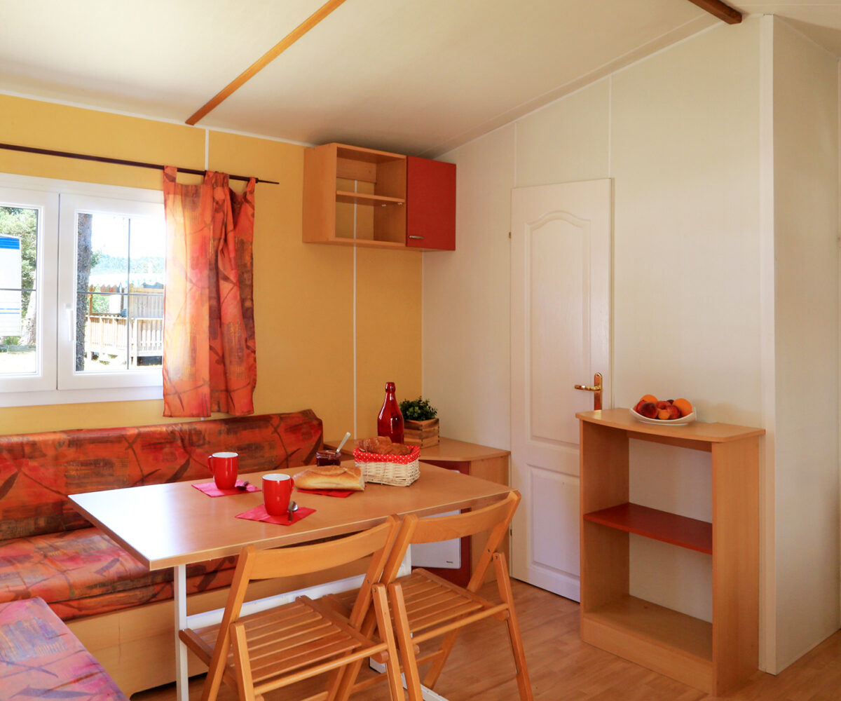 Vacances en mobil-home confort simple et convivial sous les pins