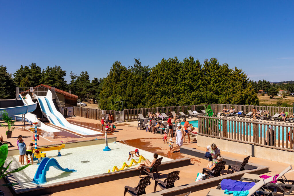 Parc aquatique et piscine chauffée au camping en Lozère